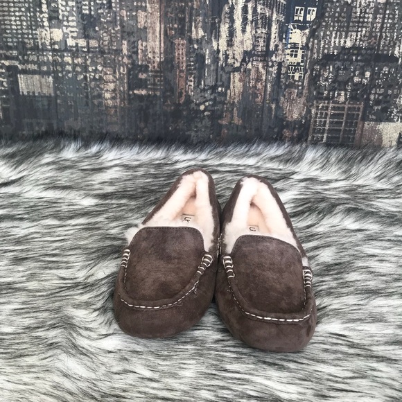 ✨Women’s UGG Ansley Slipper in Chocolate ✨ - Picture 3 of 6
